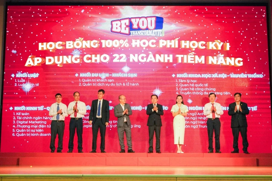 Các lãnh đạo đại diện HIU, doanh nghiệp, khoa – viện trong nghi thức kích hoạt học bổng 100% học phí học kỳ I áp dụng cho 22 ngành tiềm năng.