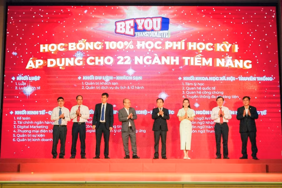 Các lãnh đạo đại diện HIU, doanh nghiệp, khoa – viện trong nghi thức kích hoạt học bổng 100% học phí học kỳ I áp dụng cho 22 ngành tiềm năng.