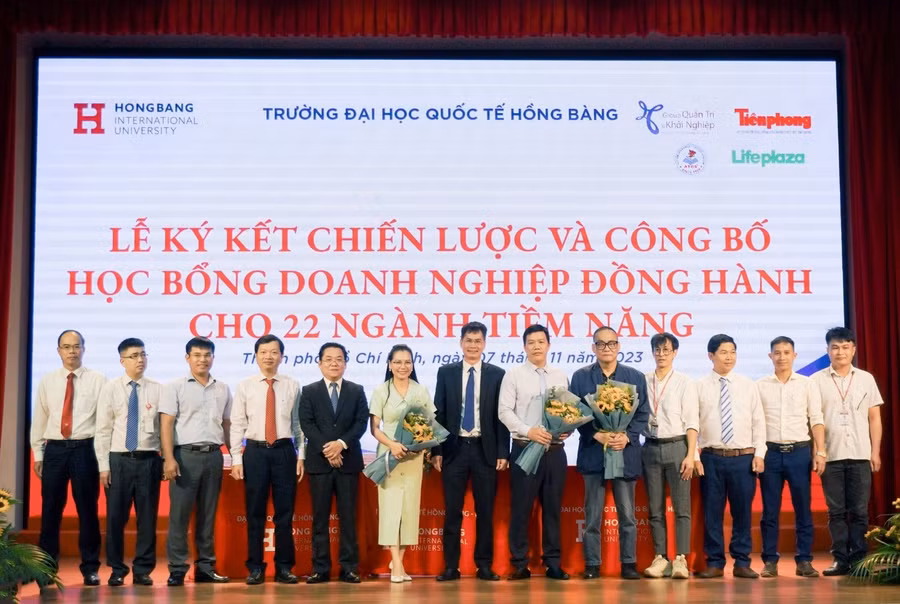 Đại diện Ban giám hiệu HIU và các doanh nghiệp trong buổi lễ ký kết