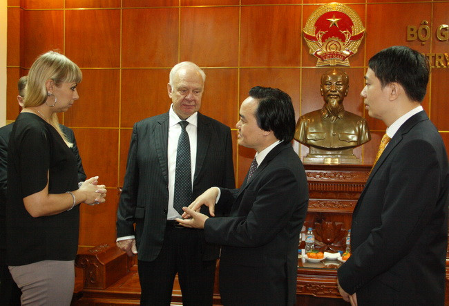 Bộ trưởng Phùng Xuân Nhạ và Ngài K.V.Vnukov đã bàn nhiều giải pháp cụ thể liên quan đến công tác tuyển chọn lưu học sinh Việt Nam Bộ trưởng Phùng Xuân Nhạ và Ngài K.V.Vnukov đã bàn nhiều giải pháp cụ thể liên quan đến công tác tuyển chọn lưu học sinh Việt Nam