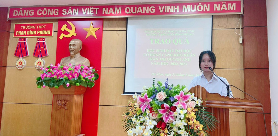 Trần Thị Quỳnh Anh xúc động bày tỏ sự biết ơn tới thầy cô, các cá nhân, tập thể và nhà hảo tâm đã hỗ trợ giúp em vượt qua khó khăn. (Ảnh: Vũ Long). Trần Thị Quỳnh Anh xúc động bày tỏ sự biết ơn tới thầy cô, các cá nhân, tập thể và nhà hảo tâm đã hỗ trợ giúp em vượt qua khó khăn. (Ảnh: Vũ Long).