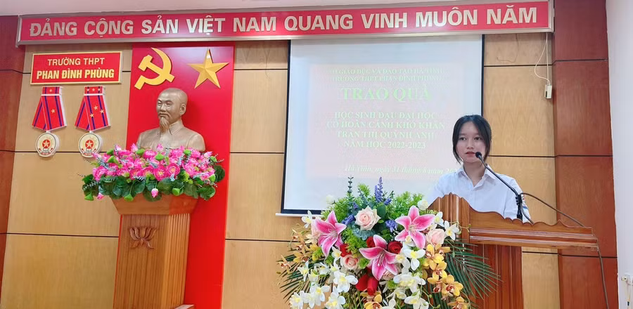 Trần Thị Quỳnh Anh xúc động bày tỏ sự biết ơn tới thầy cô, các cá nhân, tập thể và nhà hảo tâm đã hỗ trợ giúp em vượt qua khó khăn. (Ảnh: Vũ Long).