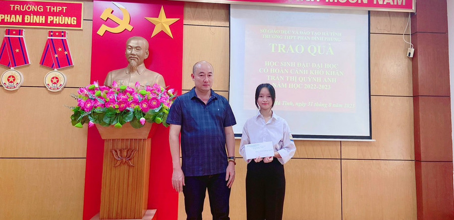 Ông Bùi Xuân Hùng - Tổng Giám đốc công ty TNHH MTV Thanh Tùng (Đồng Nai) trao số tiền 10 triệu đồng cho nữ sinh Quỳnh Anh. (Ảnh: Vũ Long). Ông Bùi Xuân Hùng - Tổng Giám đốc công ty TNHH MTV Thanh Tùng (Đồng Nai) trao số tiền 10 triệu đồng cho nữ sinh Quỳnh Anh. (Ảnh: Vũ Long).