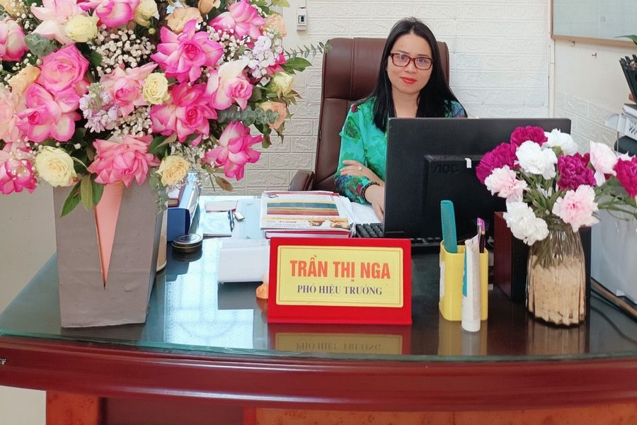 Cô Trần Thị Nga, Phó Hiệu trưởng Trường THPT Phan Đình Phùng tự hào và kỳ vọng về Quỳnh Anh. (Ảnh: Vũ Long). Cô Trần Thị Nga, Phó Hiệu trưởng Trường THPT Phan Đình Phùng tự hào và kỳ vọng về Quỳnh Anh. (Ảnh: Vũ Long).