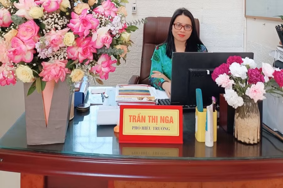 Cô Trần Thị Nga, Phó Hiệu trưởng Trường THPT Phan Đình Phùng tự hào và kỳ vọng về Quỳnh Anh. (Ảnh: Vũ Long).