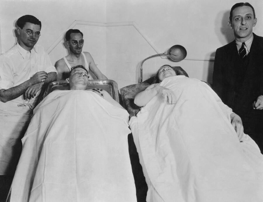 Thi thể của “Ma” (phải) và con trai, Fred, (trái) sau cuộc đọ súng với cảnh sát.