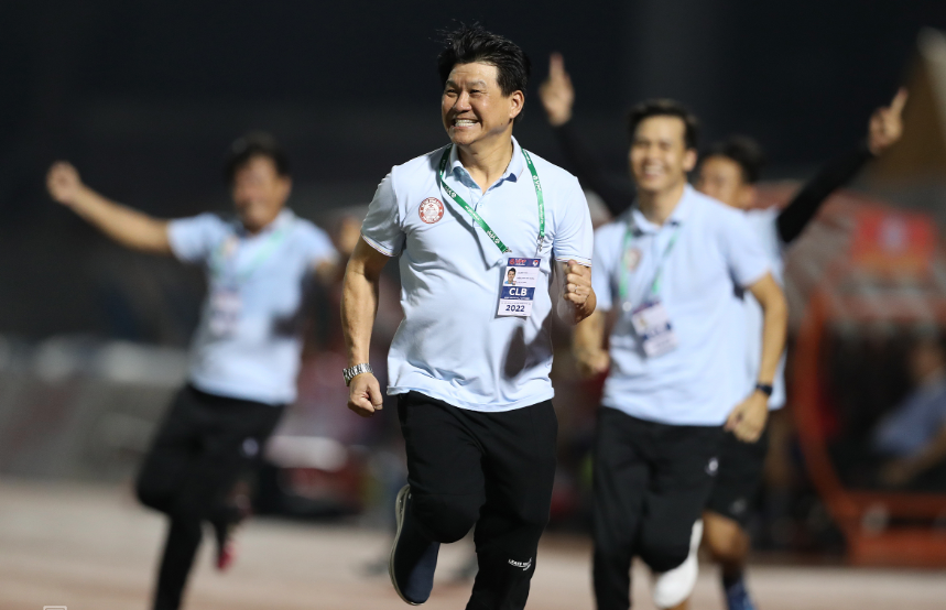 Huấn luyện viên Vũ Tiến Thành ăn mừng đầy cảm xúc sau khi Câu lạc bộ Thành phố Hồ Chí Minh trụ hạng sớm 2 vòng đấu.