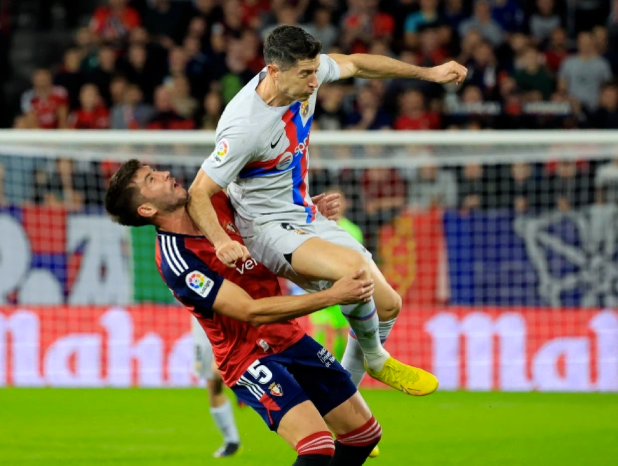 Robert Lewandowski bị thẻ đỏ do đánh cùi chỏ đối phương. Robert Lewandowski bị thẻ đỏ do đánh cùi chỏ đối phương.
