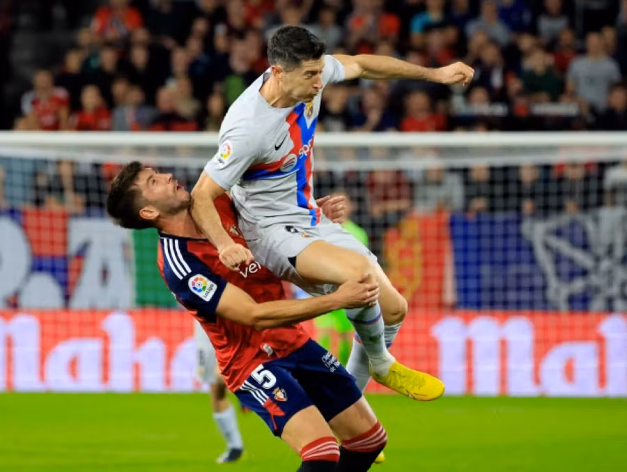 Robert Lewandowski bị thẻ đỏ do đánh cùi chỏ đối phương.