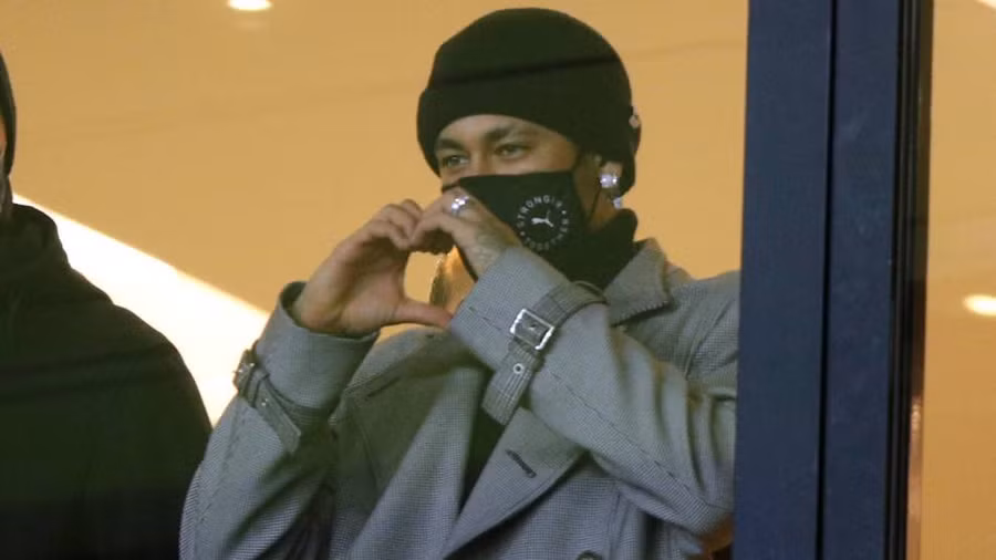 Neymar không thể tập luyện cùng PSG do bị bệnh.