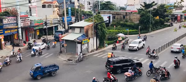 Căn nhà 4 mặt tiền góc giao lộ Lũy Bán Bích - Âu Cơ - Ba Vân nhìn từ xa