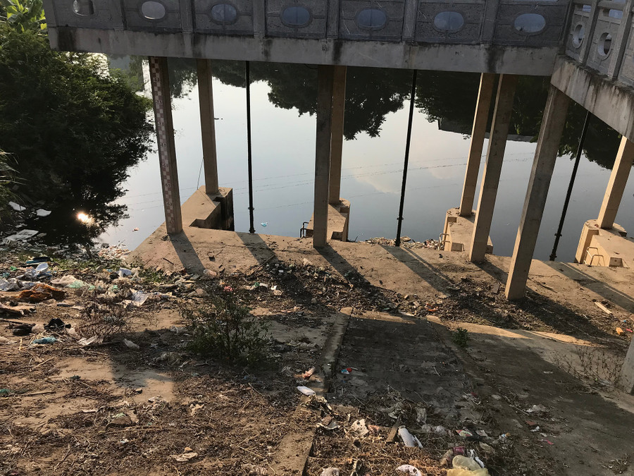 Cống xả Đặng Xá phường Vạn An nước đen ngòm, hôi thối