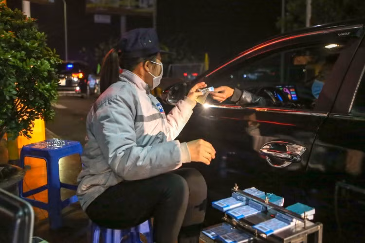 Làn thu phí hỗn hợp tại Trạm thu phí Pháp Vân - Cầu Giẽ.