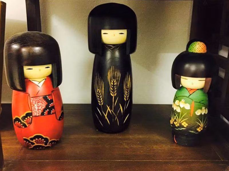 Búp bê gỗ Kokeshi.