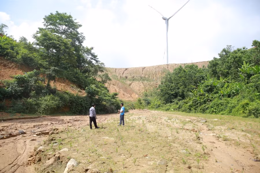 Nhiều diện tích đất lúa của người dân bị xóa sổ.