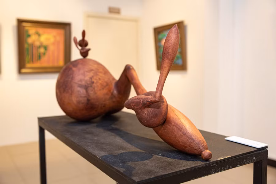 Các tác phẩm trong triển lãm phản ánh sự đa dạng trong cách tiếp cận nghệ thuật.