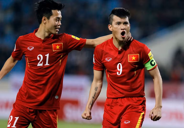 Công Vinh (phải) cũng được AFF Cup vinh danh.