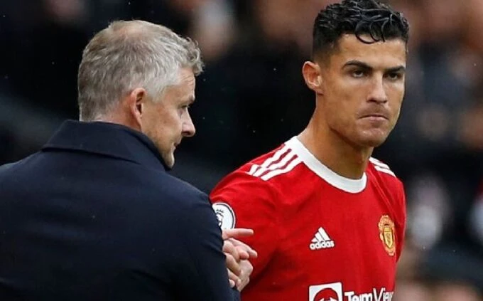 Ronaldo chán nản với chính sách thất thường trên băng ghế huấn luyện và chuyển nhượng của Man Utd.