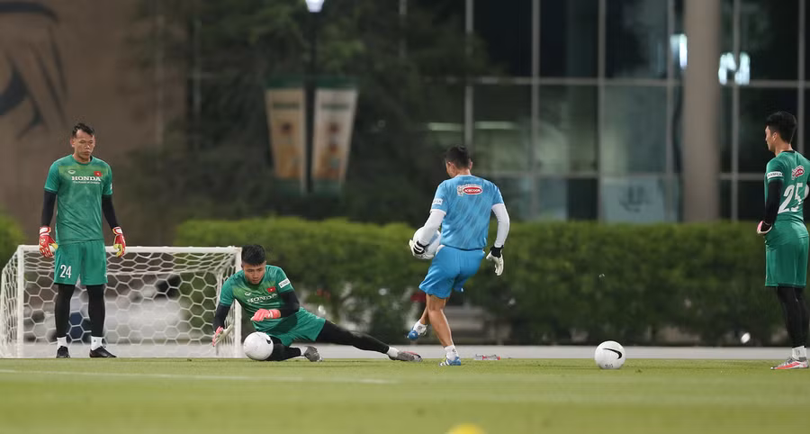 3 thủ môn tích cực tập luyện sẵn sàng thay thế Đặng Văn Lâm.
