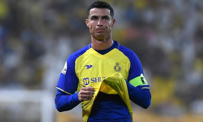 Ronaldo mang băng thủ quân của Al Nassr.