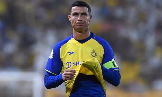 Ronaldo mang băng thủ quân của Al Nassr.