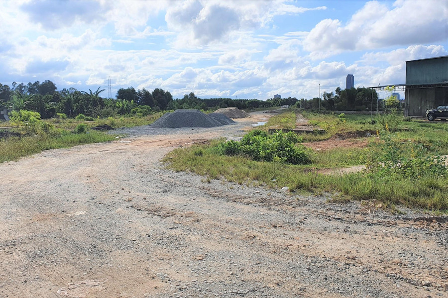 Tuyến đường Lê Duẩn kéo dài được thi công từ năm 2018 nhưng đến nay vẫn ì ạch, chậm tiến độ vì vường giải phóng mặt bằng. Tuyến đường Lê Duẩn kéo dài được thi công từ năm 2018 nhưng đến nay vẫn ì ạch, chậm tiến độ vì vường giải phóng mặt bằng.