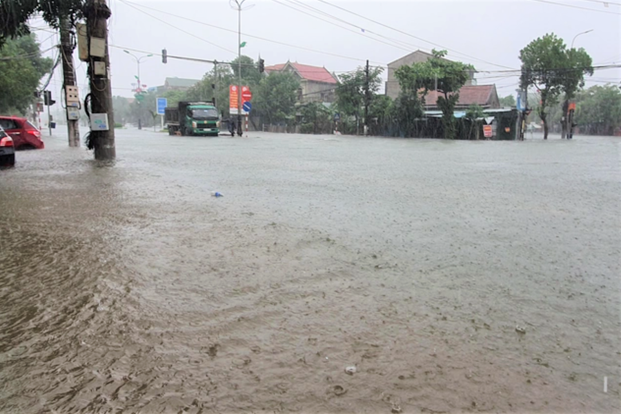 Trận mưa lớn tháng 10/2020 cộng với hồ Kẻ Gỗ xả lũ khiến thành phố Hà Tĩnh ngập trong biển nước. Trận mưa lớn tháng 10/2020 cộng với hồ Kẻ Gỗ xả lũ khiến thành phố Hà Tĩnh ngập trong biển nước.