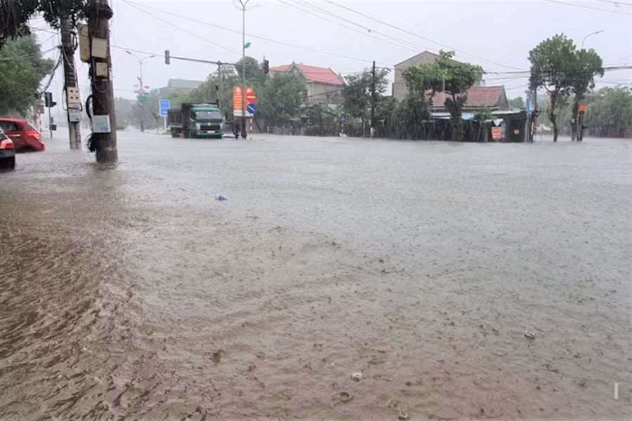 Trận mưa lớn tháng 10/2020 cộng với hồ Kẻ Gỗ xả lũ khiến thành phố Hà Tĩnh ngập trong biển nước.