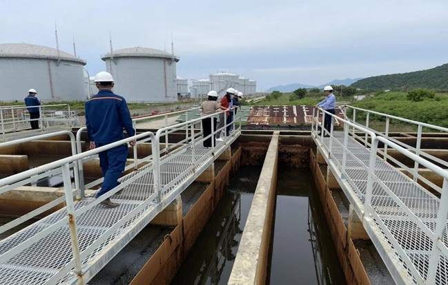 Nhóm nghiên cứu lấy mẫu và thử nghiệm xử lý ô nhiễm tại Kho ngoại quan (Vân Phong - Khánh Hòa). Ảnh: NVCC