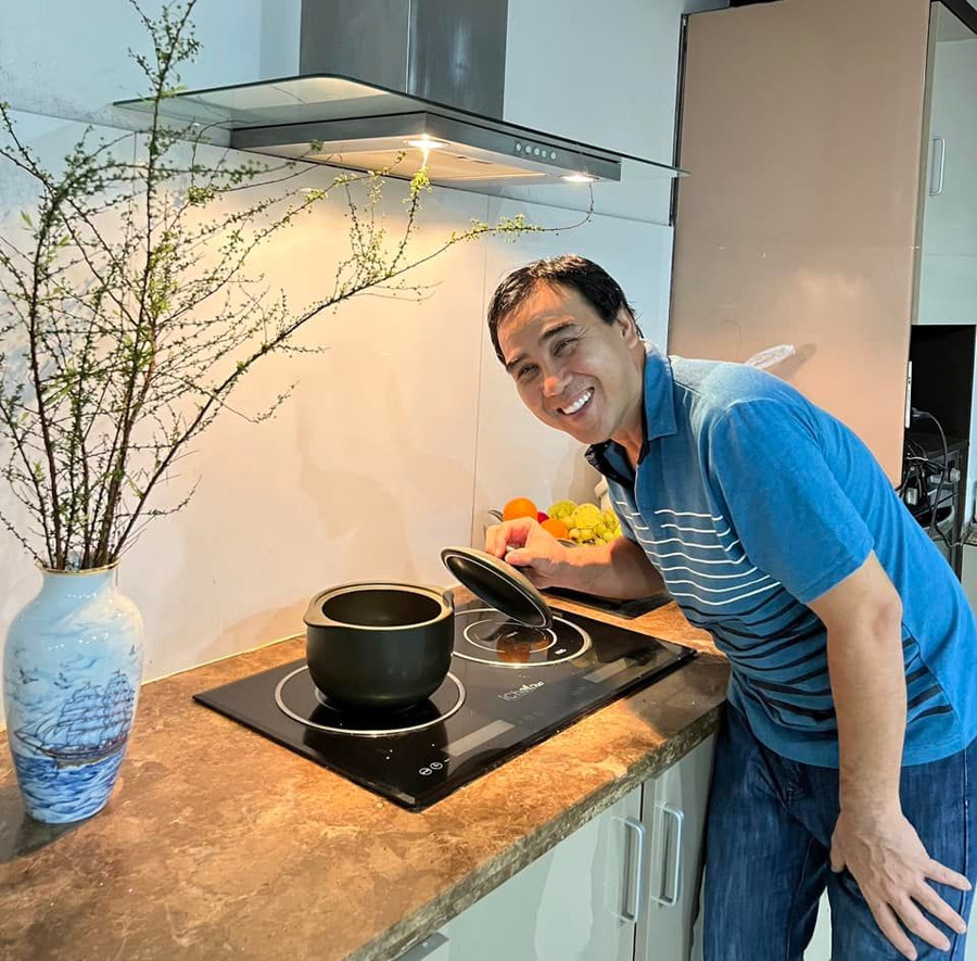 Quyền Linh vào bếp. Ảnh: NVCC.