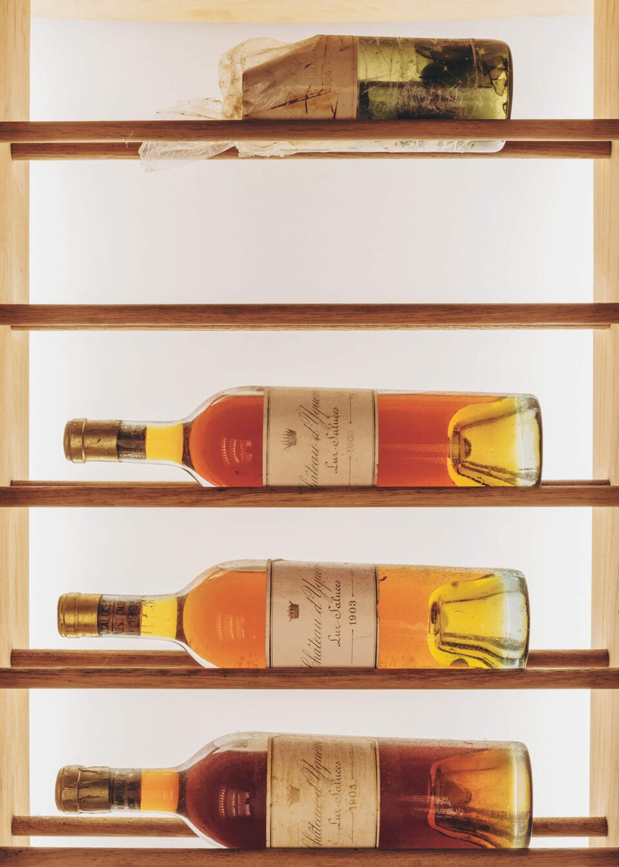 Chai rượu Yquem sản xuất từ năm 1863 biến mất, để lại khoảng trống trên giá đựng rượu. Chai rượu Yquem sản xuất từ năm 1863 biến mất, để lại khoảng trống trên giá đựng rượu.