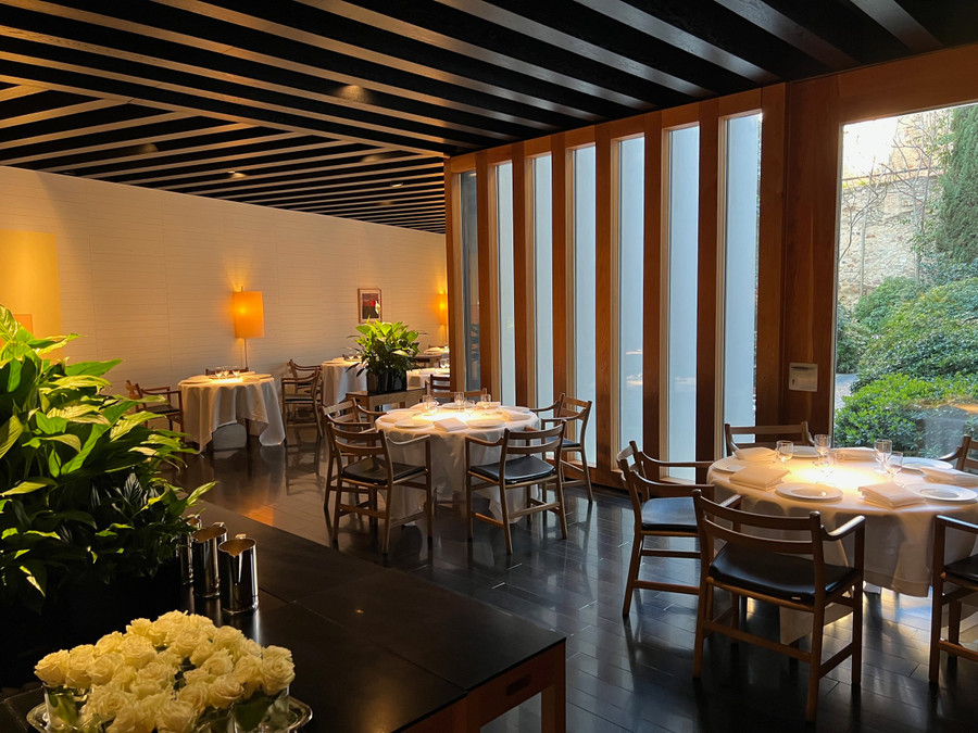 Nhà hàng Atrio được đánh giá 2 sao Michelin. Nhà hàng Atrio được đánh giá 2 sao Michelin.