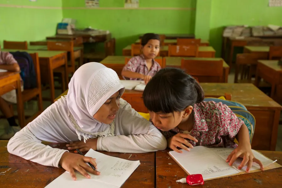 Tỷ lệ nhập học trung học và đại học ở nông thôn Indonesia luôn thấp hơn thành thị.