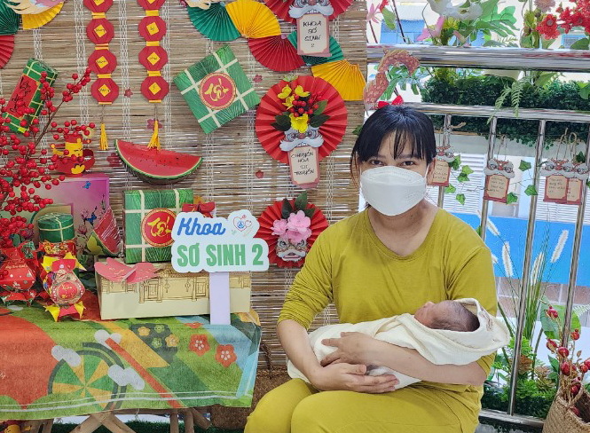 Bé trai được mẹ bế trước khi xuất viện tại Bệnh viện Nhi đồng 1 TPHCM. Ảnh: BVCC Bé trai được mẹ bế trước khi xuất viện tại Bệnh viện Nhi đồng 1 TPHCM. Ảnh: BVCC