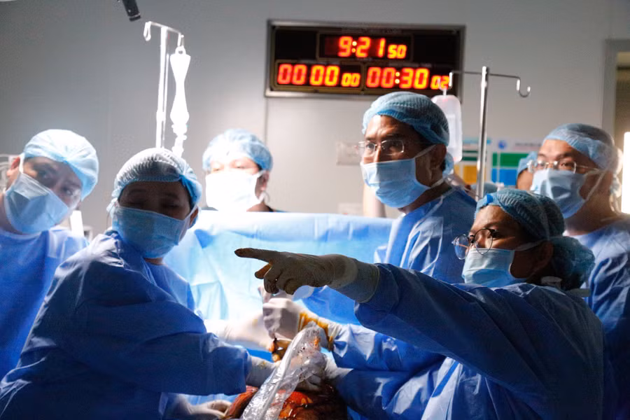 Các y bác sĩ Bệnh viện Từ Dũ và Bệnh viện Nhi đồng 1 trong ca can thiệp tim bào thai. Ảnh: BVCC