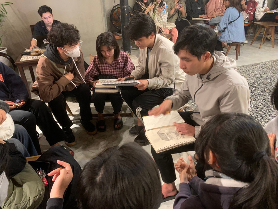 Tỉ mỉ và say mê vẽ những bức ký họa. Tỉ mỉ và say mê vẽ những bức ký họa.