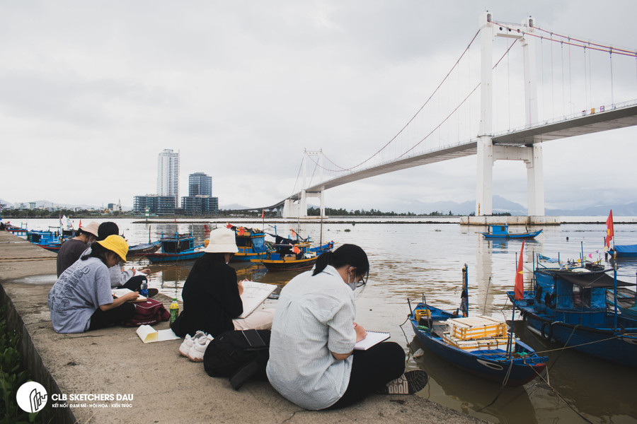 Sinh viên tham gia vẽ ký họa tại chân cầu Thuận Phước (TP Đà Nẵng). Sinh viên tham gia vẽ ký họa tại chân cầu Thuận Phước (TP Đà Nẵng).