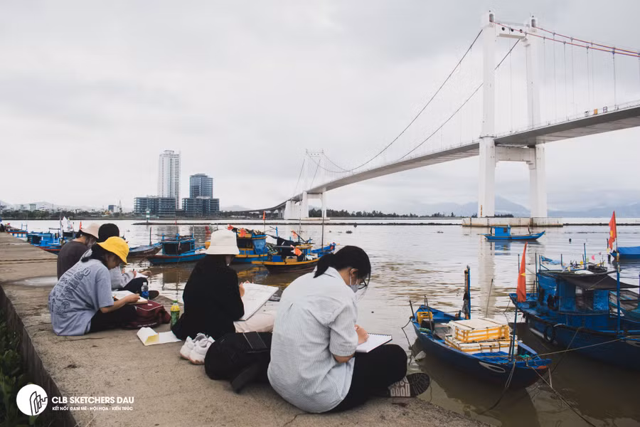 Sinh viên tham gia vẽ ký họa tại chân cầu Thuận Phước (TP Đà Nẵng).