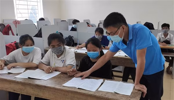 Thầy và trò Trường THCS Tân Phúc (Lang Chánh, Thanh Hóa) ôn luyện môn Tiếng Anh, chuẩn bị kỳ thi vào lớp 10.