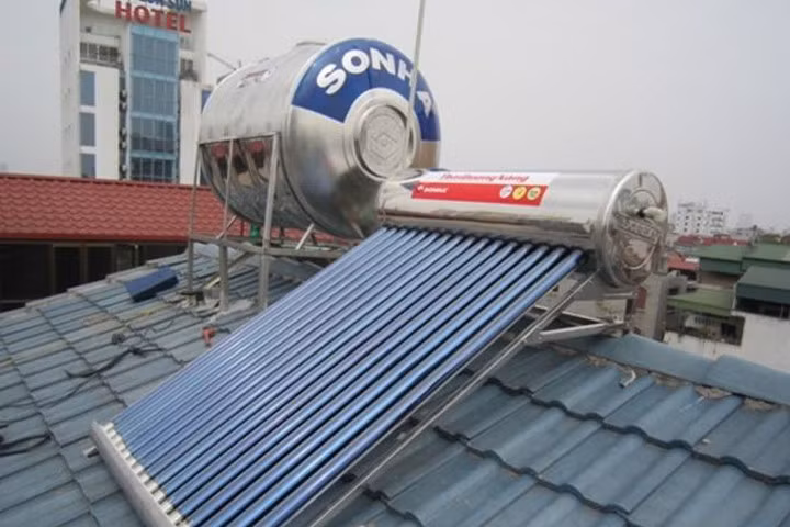 Sửa bình nóng lạnh trên mái tôn hai cha con bị điện giật tử vong