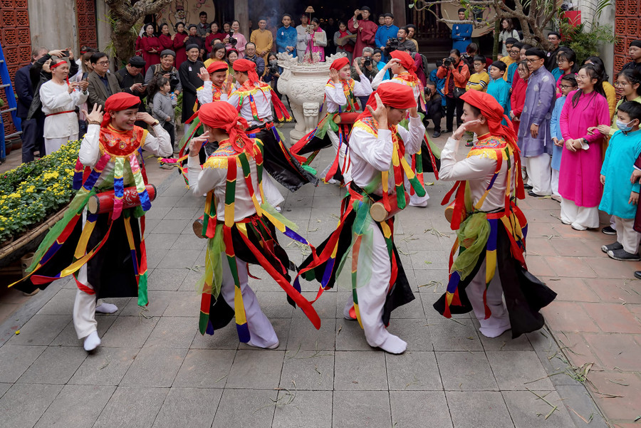 Cần khơi dậy khát vọng cống hiến để chấn hưng văn hóa dân tộc (hình ảnh di sản “Múa bồng” làng Triều Khúc biểu diễn dịp Tết Việt - Tết Phố 2023). Ảnh: ĐMX. Cần khơi dậy khát vọng cống hiến để chấn hưng văn hóa dân tộc (hình ảnh di sản “Múa bồng” làng Triều Khúc biểu diễn dịp Tết Việt - Tết Phố 2023). Ảnh: ĐMX.