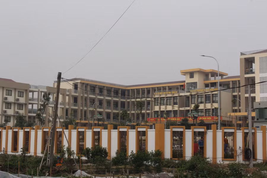 Trường THCS Tiên Du đã đi vào hoạt động song hồ sơ pháp lý liên quan đến quá trình đầu tư xây dựng lại chưa hoàn thiện.