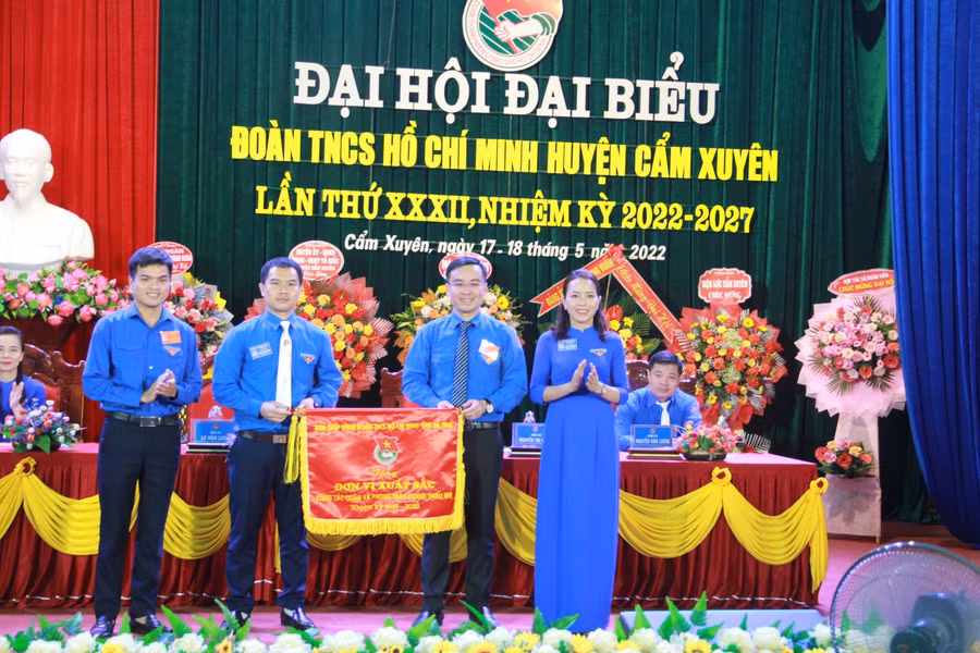 Tỉnh đoàn Hà Tĩnh tặng cờ thi đua cho Huyện đoàn Cẩm Xuyên.