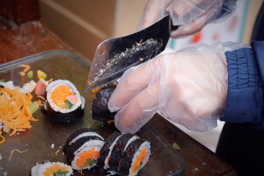 Các thực phẩm, đồ uống tại góc trưng bày đều do các em học sinh tự tay chế biến.