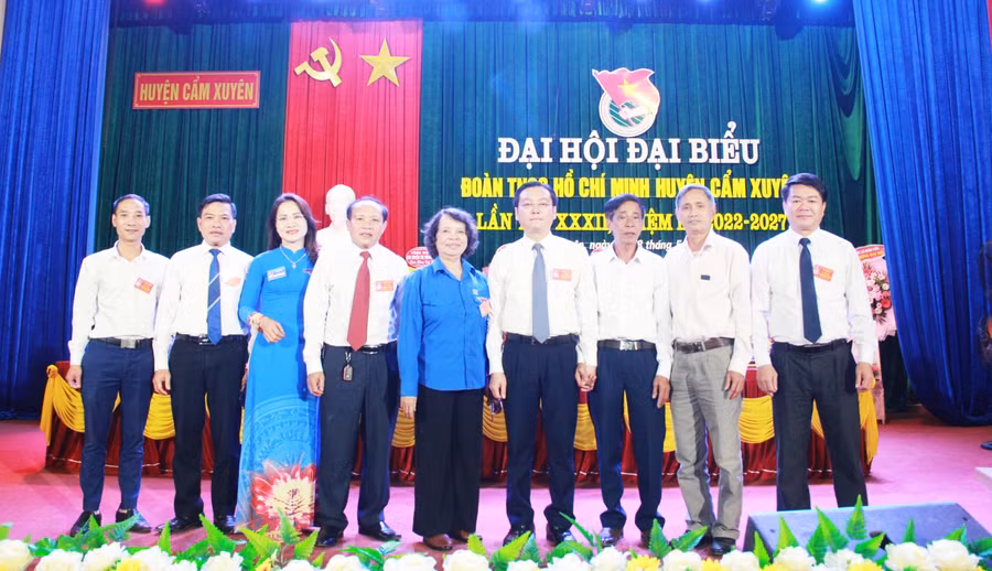 Các cựu Bí thư Huyện đoàn Cẩm Xuyên qua các thời kỳ.