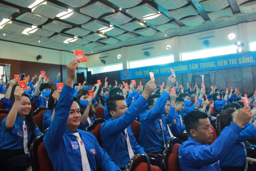 Đoàn viên biểu quyết tại Đại hội.