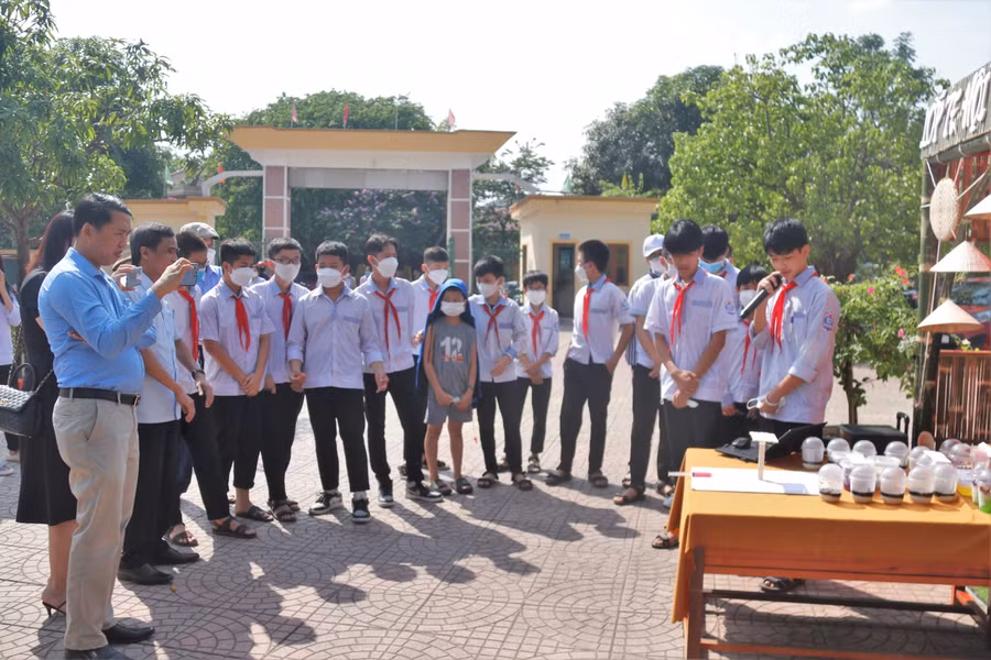 Đặc biệt, tham gia ngày hội, các em học sinh đã góp phần nhỏ bé của mình vào việc gây Quỹ Khuyến học của trường.