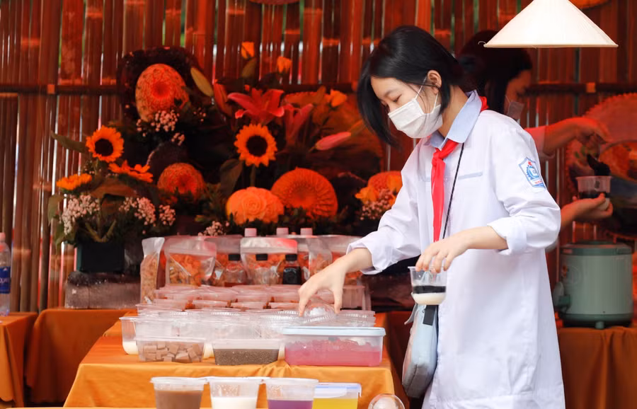 Các em còn được tham gia vào việc đổi sách lấy quà “Một cuốn sách đổi lấy một món quà”.