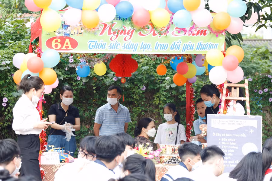 Ngày hội STEM của Trường THCS Nam Hà nằm trong chuỗi hoạt động hướng tới kỷ niệm 132 năm ngày sinh nhật Bác Hồ kính yêu, 65 năm ngày Bác Hồ về thăm Hà Tĩnh, 15 năm thành lập thành phố Hà Tĩnh.