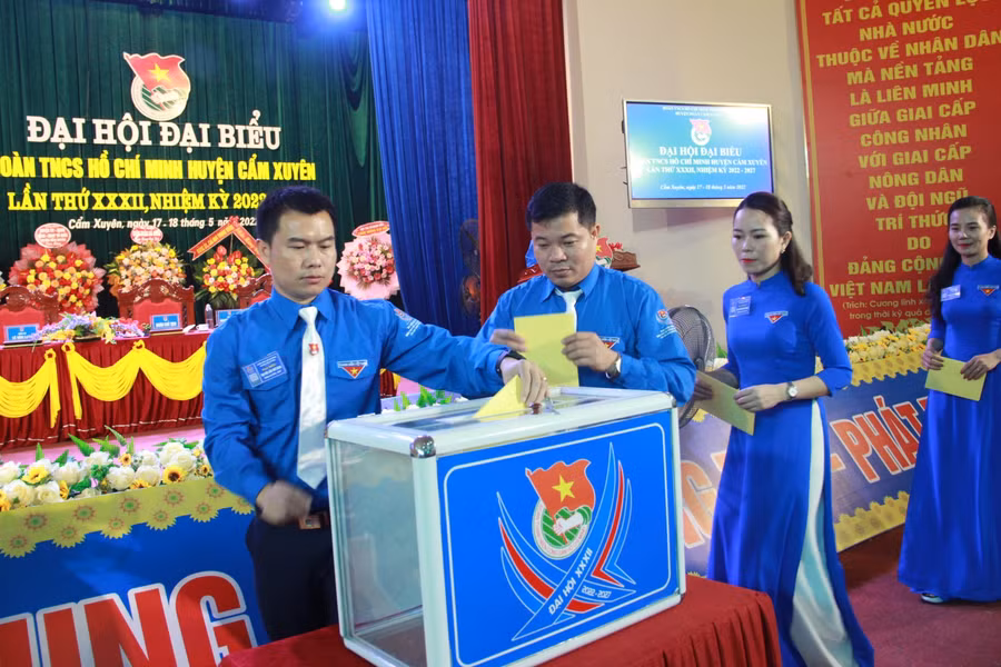 Đoàn viên bỏ phiếu bầu Ban chấp hành Đoàn TNCS Hồ Chí Minh huyện Cẩm Xuyên.
